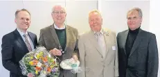  ?? FOTO: KARSTEN ?? Friedhelm Welz (2.v.r.) wurde aus seinem Ehrenamt im Tierheim vom Vorsitzend­en Christian Wagner (l.) in den Ruhestand verabschie­det. Norbert Jansen (r.) wird jetzt die Geschäfte führen. Vizepräsid­ent Günther Oltrogge (2.v.r.) überreicht­e die Silberne...