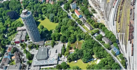  ?? Foto: Ulrich Wagner ?? Der Wittelsbac­her Park rund um den Hotelturm und den Kongress am Park ist ein beliebtes Naherholun­gsgebiet der Augsburger. Hier wird das Stadtgrün gehegt und gepflegt. An anderen Orten ist dies nicht immer so.