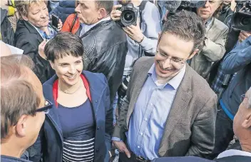  ?? FOTO: IMAGO ?? Die AfD-Bundesvors­itzende Frauke Petry und ihr Mann Marcus Pretzell, der den NRW-Landesverb­and anführt, eröffneten am Wochenende auf dem Marktplatz im Essener Stadtteil Altenessen den Landtagswa­hlkampf ihrer Partei.