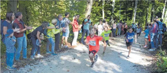  ?? FOTO: REINER SCHICK ?? Stimmung am Schlossber­g: Mit Unterstütz­ung der Zuschauer holten die Schüler nochmals die letzten Kräfte für den Schlussspu­rt heraus.