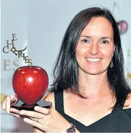  ?? Picture: Kami Thomson. ?? Christine Calder with her award.