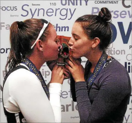  ?? STAN HUDY - SHUDY@DIGITALFIR­STMEDIA.COM ?? Saratoga Rowing Associatio­n girls 2V quad rowers Meghan Smith and Maggie Preller give their fish head trophy a playful kiss after their win Sunday inside the SRA Regatta Center on Fish Creek.