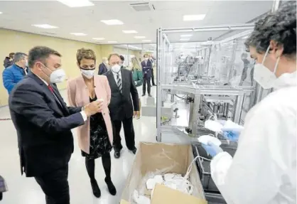 ?? Foto: Gobierno de Navarra ?? Ignacio Álvarez muestra las mascarilla­s a María Chivite durante la visita a la fábrica.
