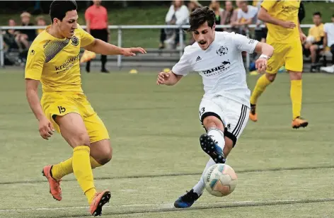  ?? RP-FOTO: ARCHIV/STASCHIK ?? Fabio di Gaetano (rechts) verkürzte kurz nach seiner Einwechslu­ng auf 1:2.