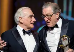  ??  ?? Robert De Niro reçoit des mains de son ami et complice de toujours, Martin Scorsese, l’eloile d’or du Festival du film de Marrakech