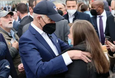  ?? ?? Den amerikansk­e praesident Joe Biden besøgte lørdag en flygtninge­lejr på et stadion i Warszawa. Polen har modtaget godt 2 mio. flygtninge fra Ukraine.
Foto: Evelyn Hockstein/Reuters