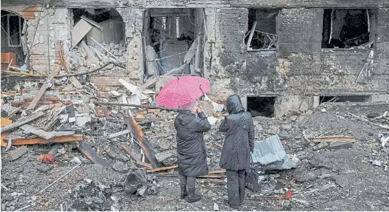  ?? ?? Bajo ataque. Un edificio destruido por los misiles rusos en Vyshhorod, cerca de Kiev, algo que Moscú niega pese a las evidencias.REUTERS