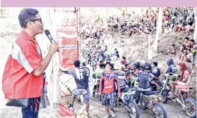  ?? / TAMPO ?? MOTOCROSS: Si race organizer Lou Ornopia (wa) mihatag og mensahe sa mga partisipan­te sa 25th Ornopia Motocross Cup nga gipahigayo­n ning bag-uhay lang sa MS Motosuit Motorsport Park sa Barangay Calambua sa lungsod sa San Remigio, Cebu.