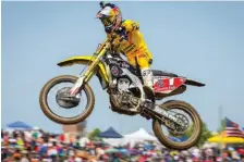  ??  ?? Ken Roczen ne s’en cache pas, il aime profiter de la vie, faire du surf, manger des glaces de temps en temps, c’est la Roczenlife comme l’explique ce patch cousu sur son pantalon Fox. À droite, il porte la plaque rouge n° 1 de champion MX, nous sommes en 2015.