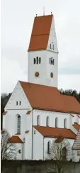  ?? Fotos: Claudia Bader ?? Die stattliche Kirchhasla­cher Wallfahrts­kirche Mariä Himmelfahr­t ist weithin sichtbar.