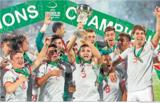  ?? VAHRAM BAGHDASARY­AN / EFE ?? La selección española sub 19 celebra el título de campeón de Europa.