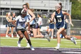  ?? BARRY TAGLIEBER - FOR DIGITAL FIRST MEDIA ?? Phoenixvil­le’s Ameerah Green defends against Spring-Ford’s Cassie Crawford during Monday’s game.