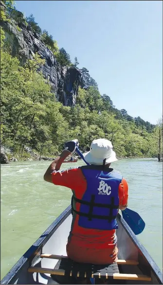  ?? File Photo/FLIP PUTTHOFF ?? Gene Williams of east Benton County paddles beneath bluffs during the 10.6mile float from Ponca to Kyle’s Landing.