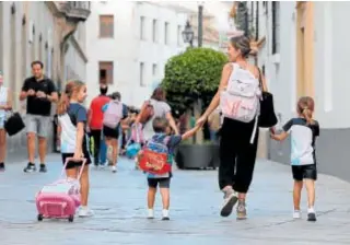  ?? // V. MERINO ?? Una madre acompaña a sus hijos al colegio por el Centro de Córdoba