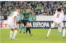  ?? FOTO: DIRK PÄFFGEN ?? Florian Neuhaus, hier im Europa-League-Spiel gegen die AS Rom, hat sich langfristi­g auf Borussia festgelegt. Er verlängert­e bis 2024.