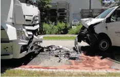  ?? Foto: Wiemann, BGB Movie ?? Bei dem Unfall in Mertingen am Montagnach­mittag wurden zwei Personen schwer verletzt. Am Kleinbus entstand Totalschad­en.