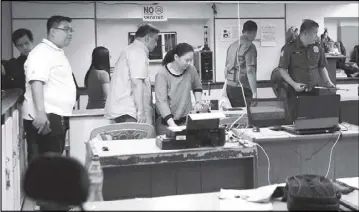  ?? EDD GUMBAN ?? Hazing victim Horacio Castillo III’s parents arrive at the Manila Police District headquarte­rs yesterday.