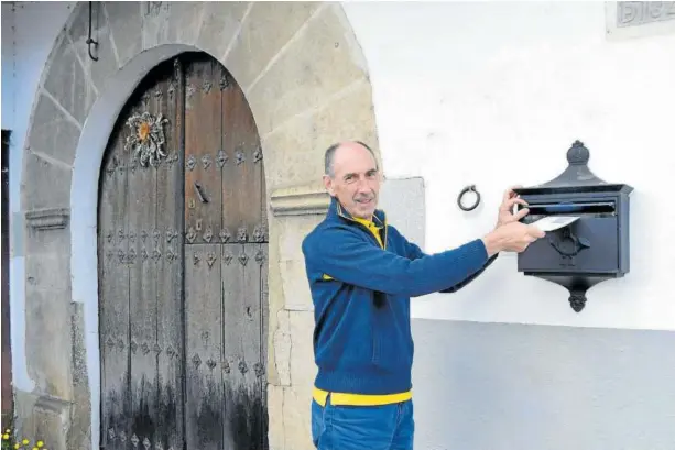  ?? ?? En 4 décadas como cartero de Correos, Juan Carlos ha pasado de repartir cartas y postales navideñas a entregar paquetes o décimos de lotería.