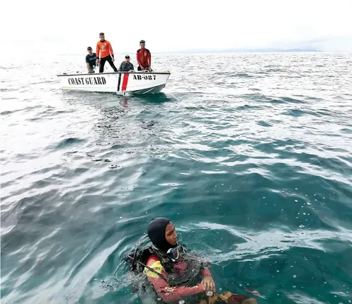  ?? SUNSTAR / ALLAN CUIZON ?? NO BODY. Divers searched for the body of Bien Unido Mayor Gisela Boniel off the waters of Caubian Island, LapuLapu City. The operation had to be halted at 1 p.m. due to the strong current. The search resumes today at 7 a.m.