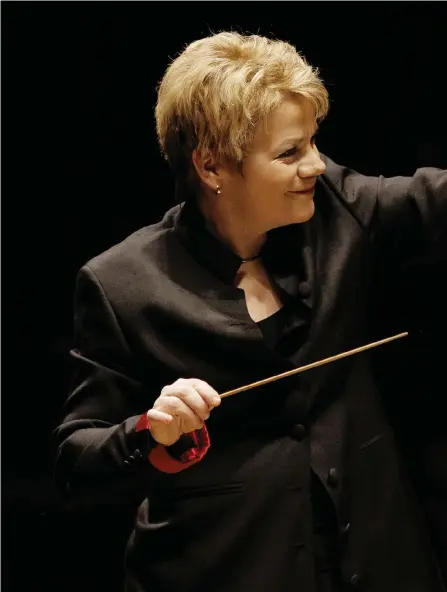  ?? PRESSBILD
FOTO: GRANT LEIGHTON/ ?? Marin Alsop möttes av hårt motstånd och musiker opponerade sig offentligt när hon utnämndes till chefsdirig­ent för Baltimore Symphony Orchestra 2005. – Säkert spelade kvinnoaspe­kten in, men jag tror hela organisati­onen mådde dåligt. Jag hoppas orkestern mår mycket bättre när jag lämnar den. Alsop avgår som chefsdirig­ent nästa år men fortsätter dirigera som emerita.