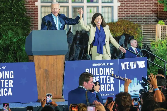  ?? EUROPA PRESS ?? El presidente demócrata, Joe Biden, en un acto de campaña en Nueva York, uno de los estados que podría pasar a manos de los republican­os, junto a la gobernador­a Kathy Hochul