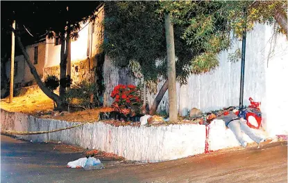  ??  ?? Los cadáveres de las víctimas quedaron en la esquina de División del Norte y Adolfo López Mateos.