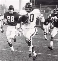  ?? Bettmann Archive ?? Former Chicago Bears star Gale Sayers, nicknamed “The Kansas Comet” and considered among the best open-field runners the game has ever seen, died Wednesday, according to the Pro Football Hall of Fame. He was 77.