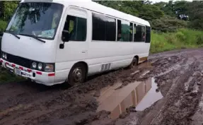  ?? CoRTESÍA WARnER jiMÉnEZ ?? Según el transporti­sta de estudiante­s, hay tramos de la vía en los que solo motos logran pasar.