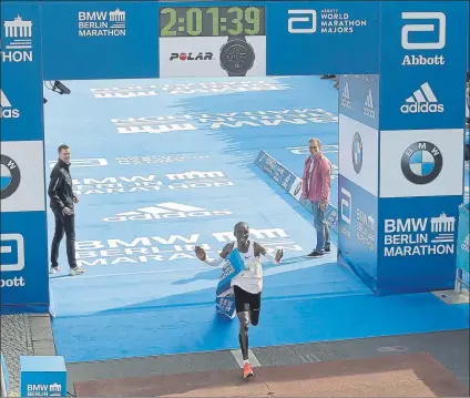  ?? FOTO: AP ?? El keniano Eliud Kipchoge, campeón olímpico y ahora también el hombre récord de maratón. El rey con 10 victorias en 11 maratones