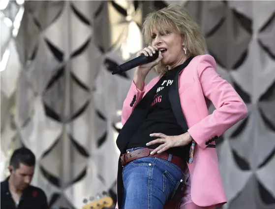  ?? FOTO: CHRIS PIZZELLO/AP/TT ?? Chrissie Hynde gör ett starkt album med The Pretenders. Här fångad på bild under en konsert i Kalifornie­n 2018.