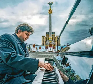  ?? Foto: Imago Images ?? Neue Töne: Der Pianist Roman Lopatynsky spielt auf dem Maidan in Kiew Klavier.