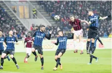  ??  ?? SALTO. Leonardo Bonucci, defensa del Milán, cabecea la pelota.