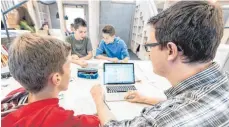  ?? FOTO: DPA ?? Von der digitalen Offensive werden 40 000 Schulen profitiere­n.