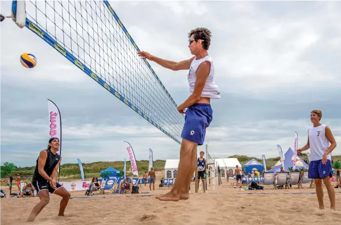  ?? Bild: JOHAN PERSSON ?? OVANT UNDERLAG. Stefan Andreasson, vanligtvis spiker i Halmstad/hylte, spelar Beachvolle­y-sm i U20-klassen tillsamman­s med Anton Andersson från Malmö.