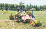  ??  ?? Los restos de Victoria Salazar fueron enterrados el domingo en el panteón privado Parque Jardín La Generosa, de Sonsonate.