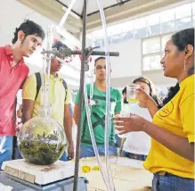  ?? SANTIAGO SALDARRIAG­A / ADN ?? Estudiante­s de la Universida­d del Valle coordinan diversas áreas.