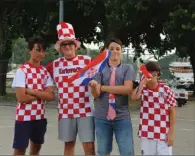  ??  ?? Soir de coupe du Monde à Skradin où la Croatie l’emporta contre l’Argentine.