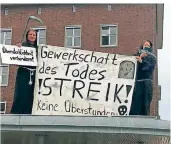  ?? FOTO: EXTINCTION REBELLION ?? Klimaaktiv­isten besetzten am Mittwoch das Ministeriu­m in Düsseldorf.