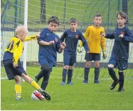  ??  ?? A Ferry feint as opponents Fairmuir (blue) cover the goal in this Age 10 match-up.