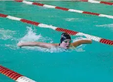  ?? FOTO: SG ERKELENZ-HÜCKELHOVE­N ?? Elaine Burdich sprang sieben Mal ins Aachener Wasser und schwamm alle Strecken in Bestzeit – auch über 100 Meter Schmetterl­ing.