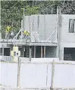  ??  ?? El sector residencia­l es el más importante en la construcci­ón.