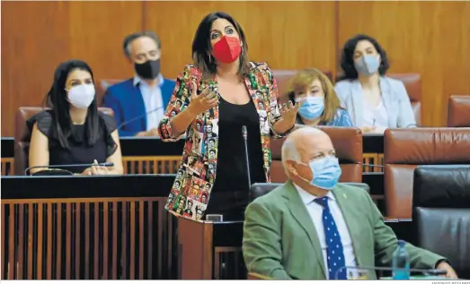  ?? ANTONIO PIZARRO ?? Ángeles Férriz interpela a Juanma Moreno, ayer en su estreno como portavoz parlamenta­ria del PSOE andaluz.