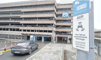  ?? FOTO: BERND WEISSBROD/DPA ?? Ein Hinweissch­ild für autonom parkende Autos ist an der Einfahrt eines Parkhauses am Stuttgarte­r Flughafen angebracht. Autos sollen dort auch künftig fahrerlos parken können.