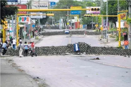  ?? CONFIDENCI­AL/NICARAGUA ?? El bloqueo de vías busca proteger a las ciudades de ataques de grupos paramilita­res y presionar al Gobierno. En la foto, una barricada en la entrada del barrio Rubenia, en Managua.