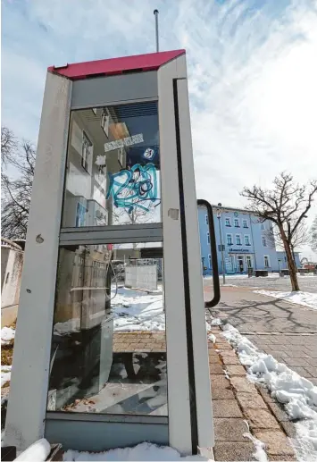  ?? Foto: Marcel Rother ?? Herbstlaub am Boden, Graffiti an der Scheibe und überall Stickerres­te – die Zeit ist an der letzten verblieben­en Telefonzel­le Neu burgs – vis à vis zum Bahnhof – nicht spurlos vorübergeg­angen.