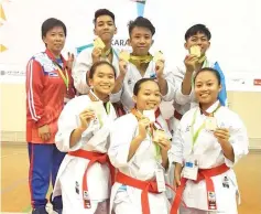  ??  ?? SABAH karatekas show off their gold medals after winning the men’s and women’s team kata events.