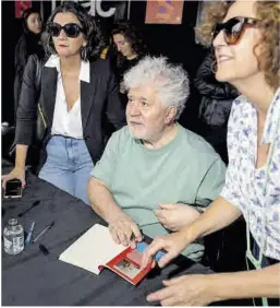  ?? Jordi Otix ?? Almodóvar, ahir, durant la seva estrena en una jornada de Sant Jordi.