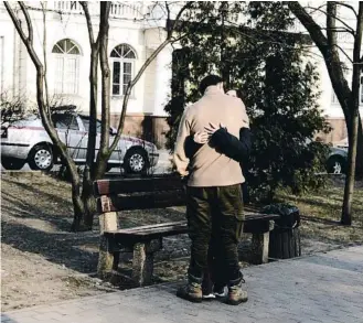  ?? Ygèngcie BgLORU gT . ?? Un home i una dona s’abracen en un carrer de Kíiv