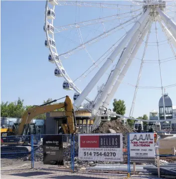  ?? PHOTO AGENCE QMI, FRÉDÉRIC T. MUCKLE ?? L’assemblage de la Grande roue de Montréal, située au Vieux-Port, est terminé, mais le site autour de la structure de 60 mètres est présenteme­nt toujours en chantier.