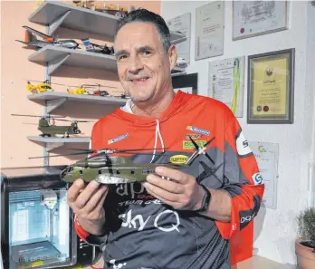  ?? FOTOS: CHRISTIAN REICHL ?? Gerd Papulis neben dem 3D-Drucker, mit dem er die Modelle der Hubschraub­er und Flugzeuge der Bundeswehr gebaut hat. In der Hand hält er die CH-53, das erste Modell, das er zu Hause am Computer konstruier­t hat.